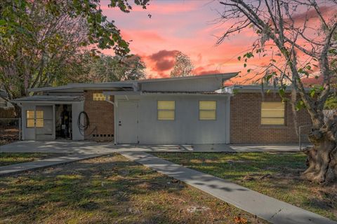 A home in DELAND