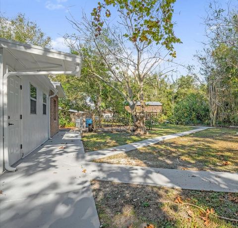 A home in DELAND