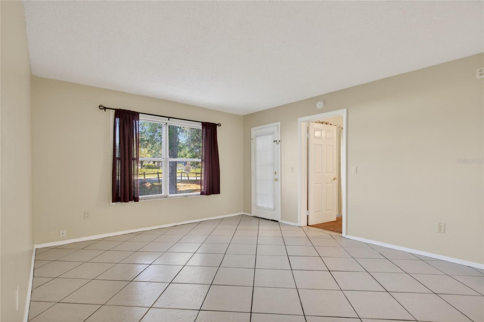 COUNTRY CLUB VLG/SILVER SPGS - Residential