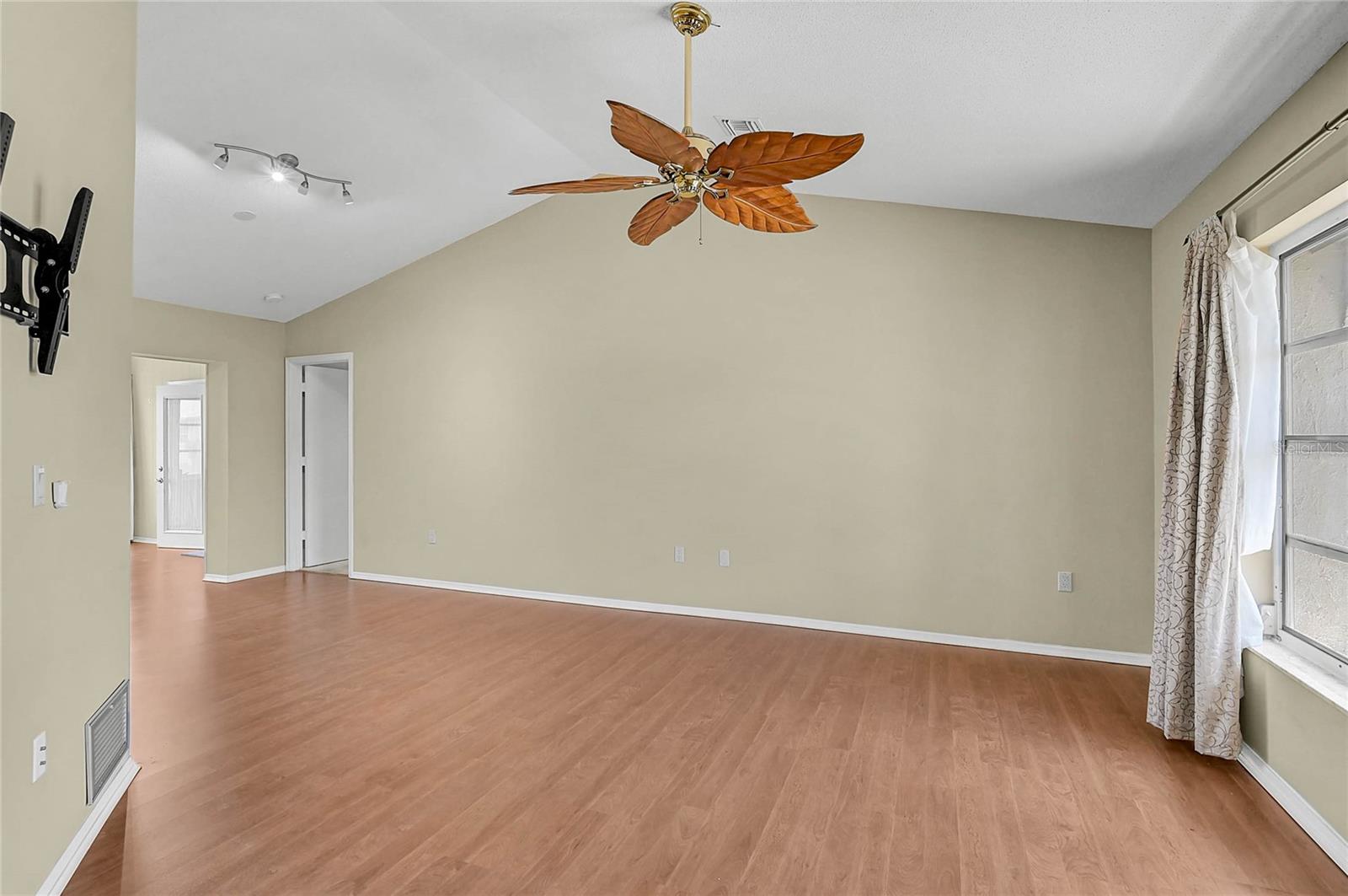 5852 LINCOLN ROAD