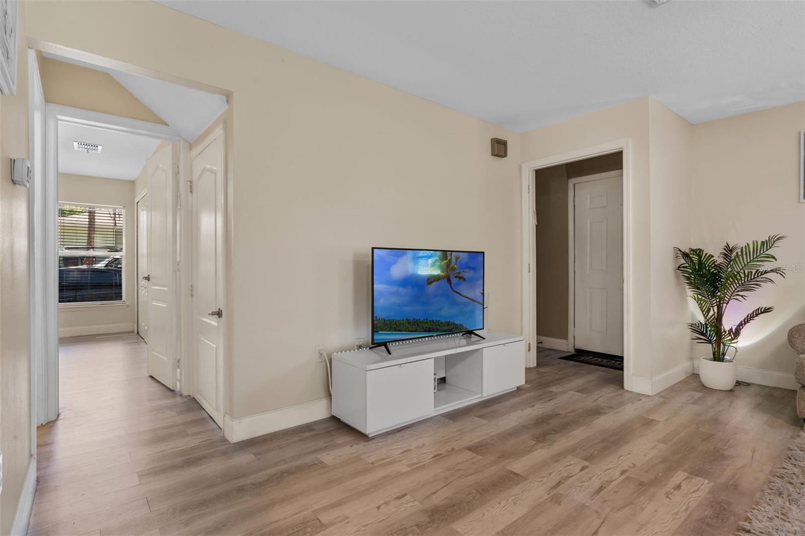 500 W OAKLAND AVENUE
