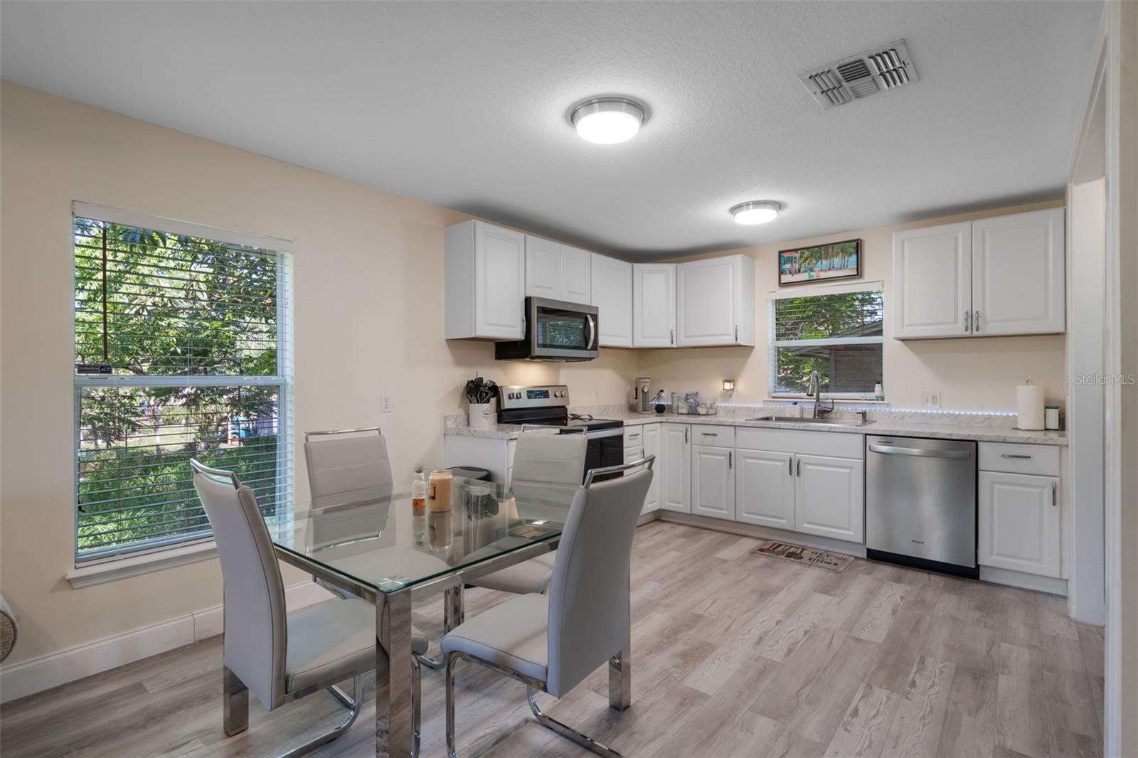 500 W OAKLAND AVENUE