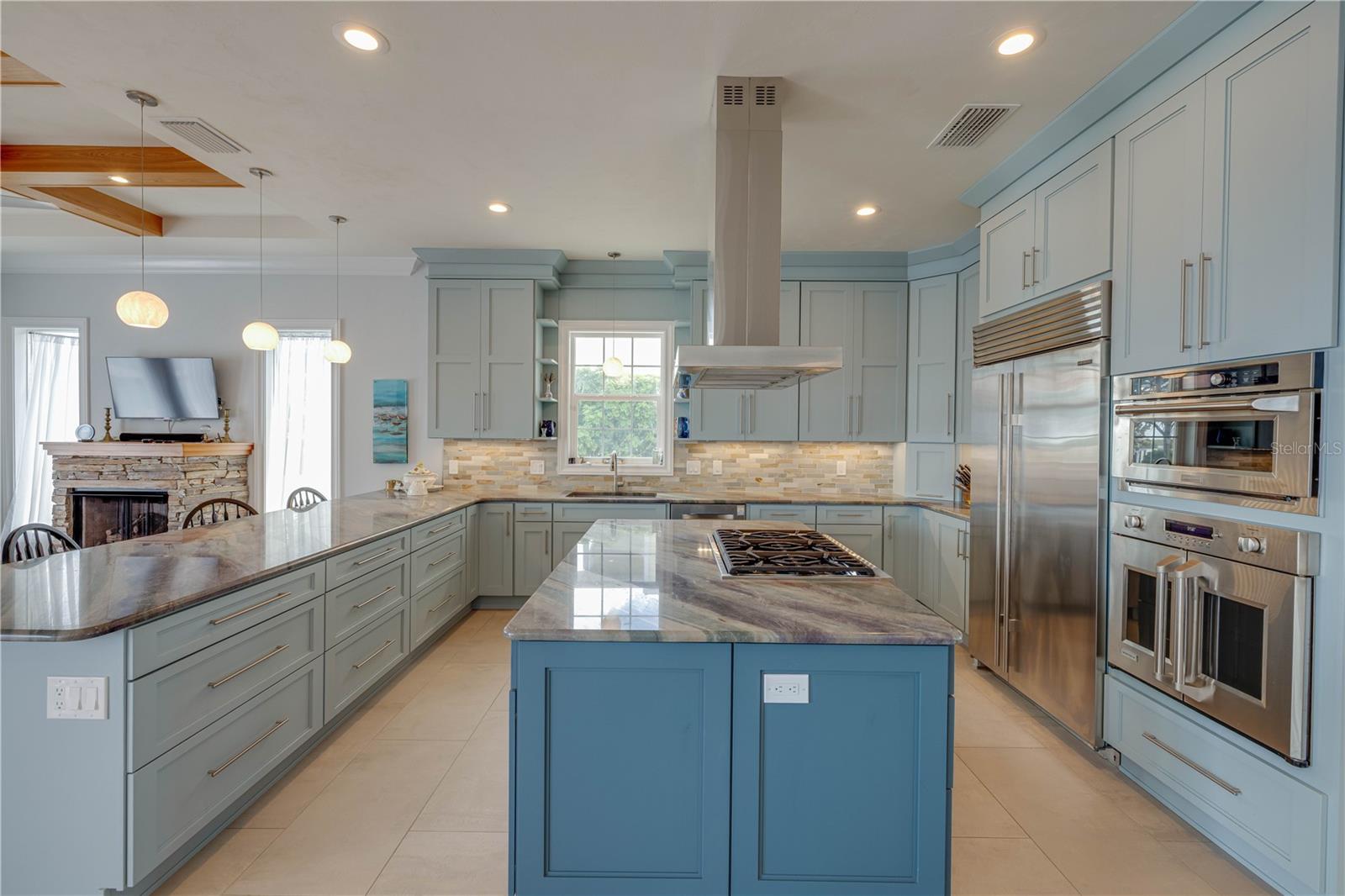 1221 COMMODORE DRIVE