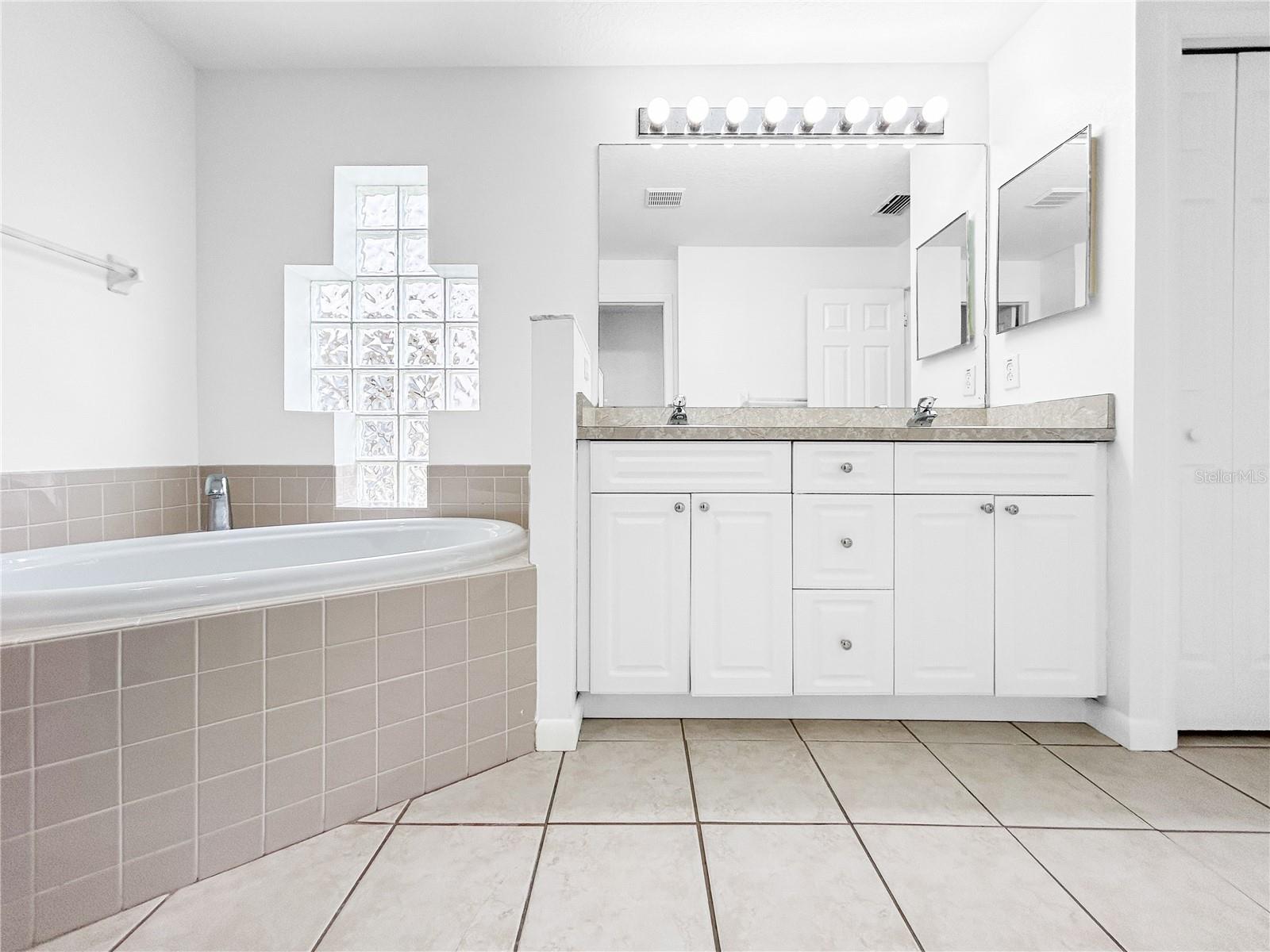 FAIRWAYS QUAIL HOLLOW PH 02 - Residential