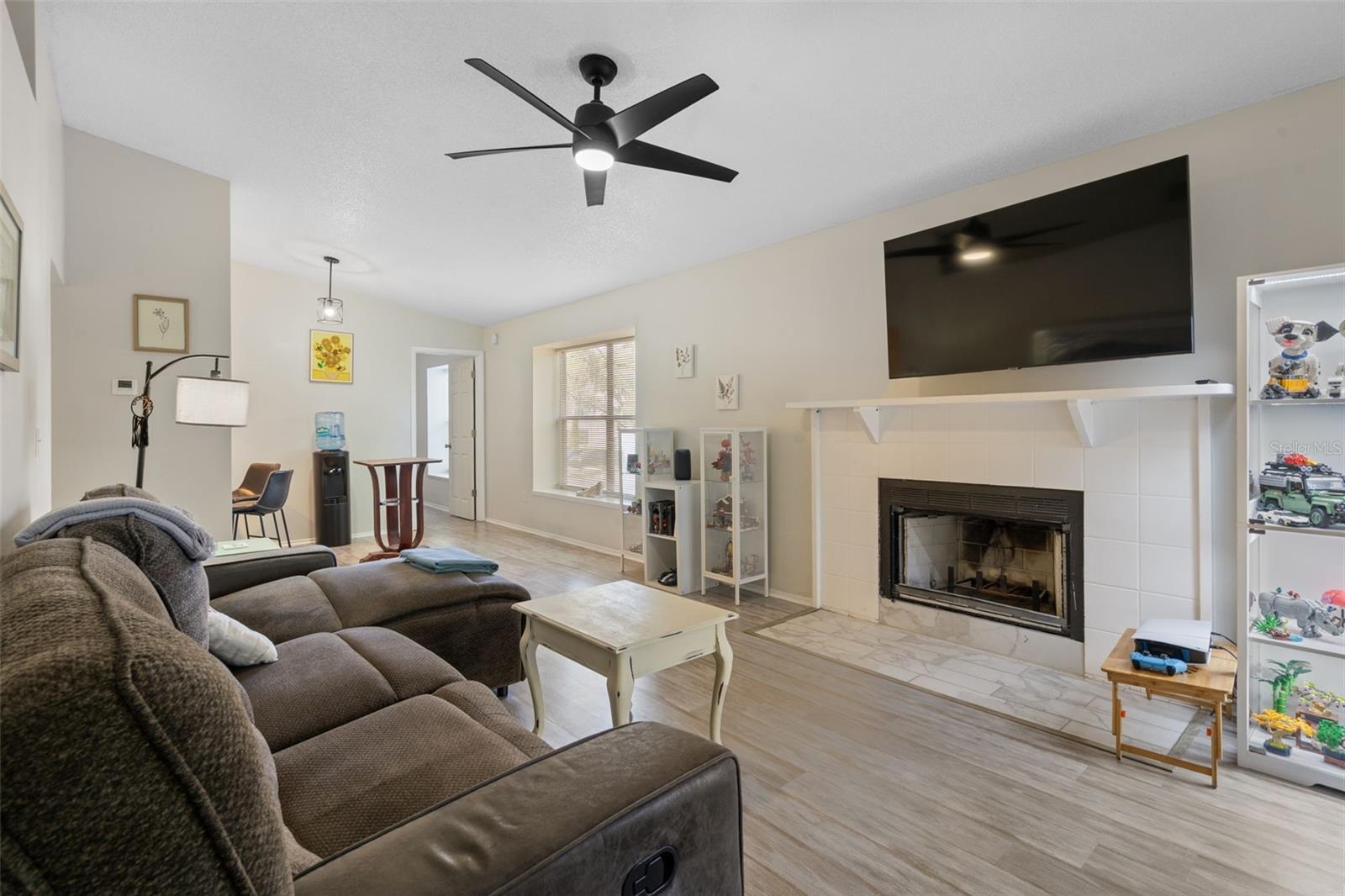 NORTH OAKS CONDO VII - Residential Lease