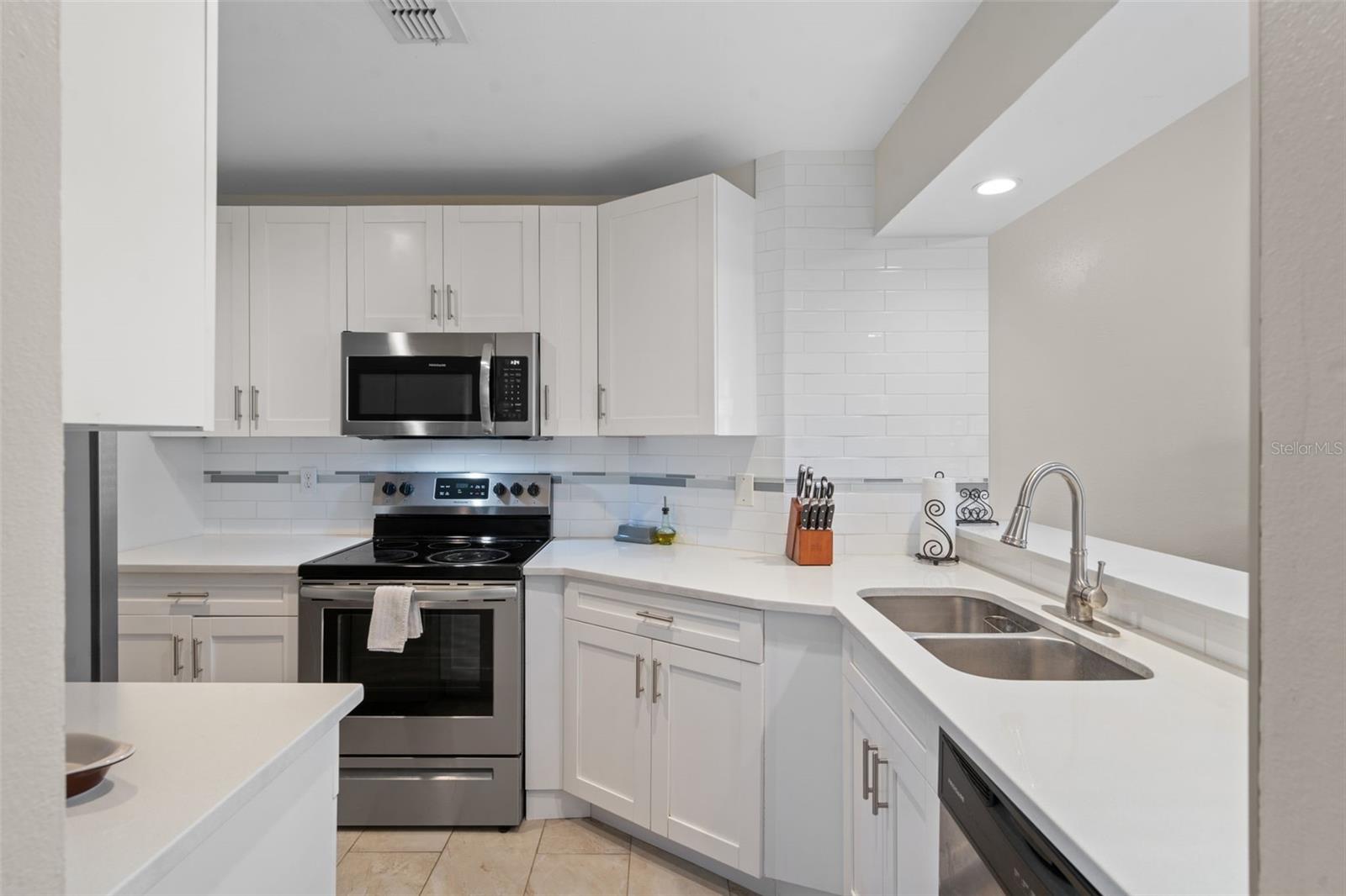 NORTH OAKS CONDO VII - Residential Lease