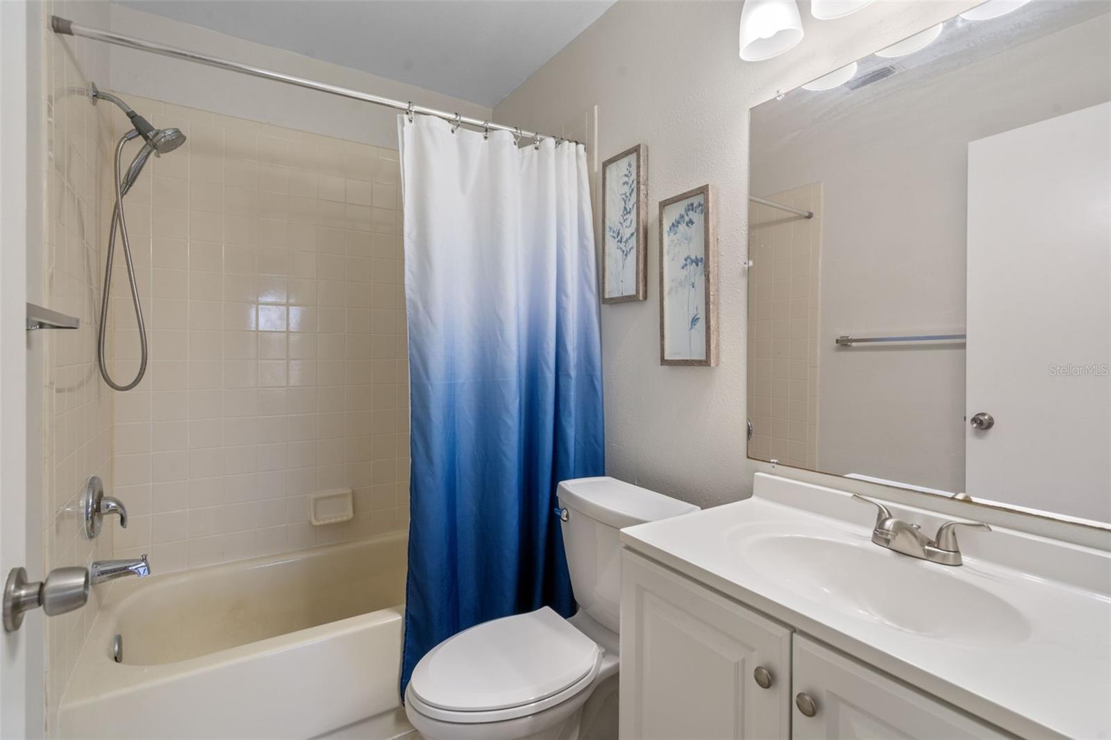 NORTH OAKS CONDO VII - Residential Lease