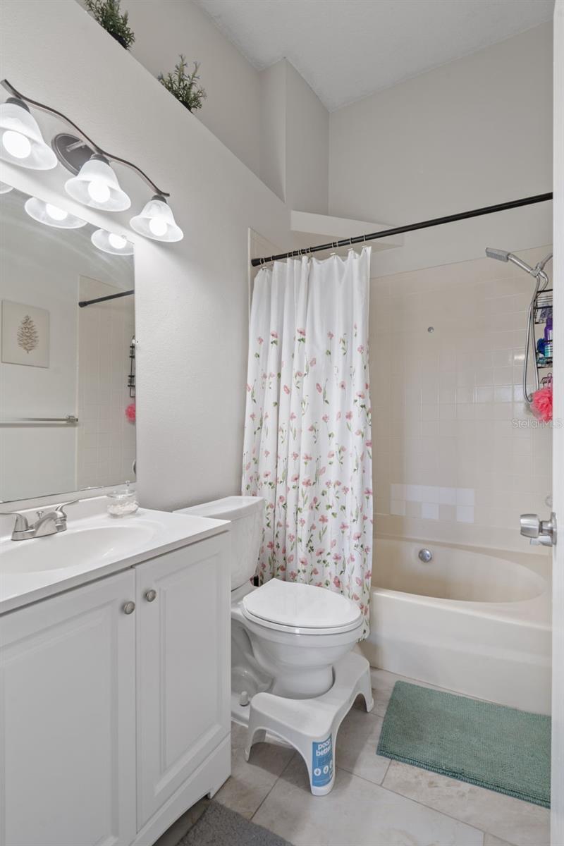 NORTH OAKS CONDO VII - Residential Lease