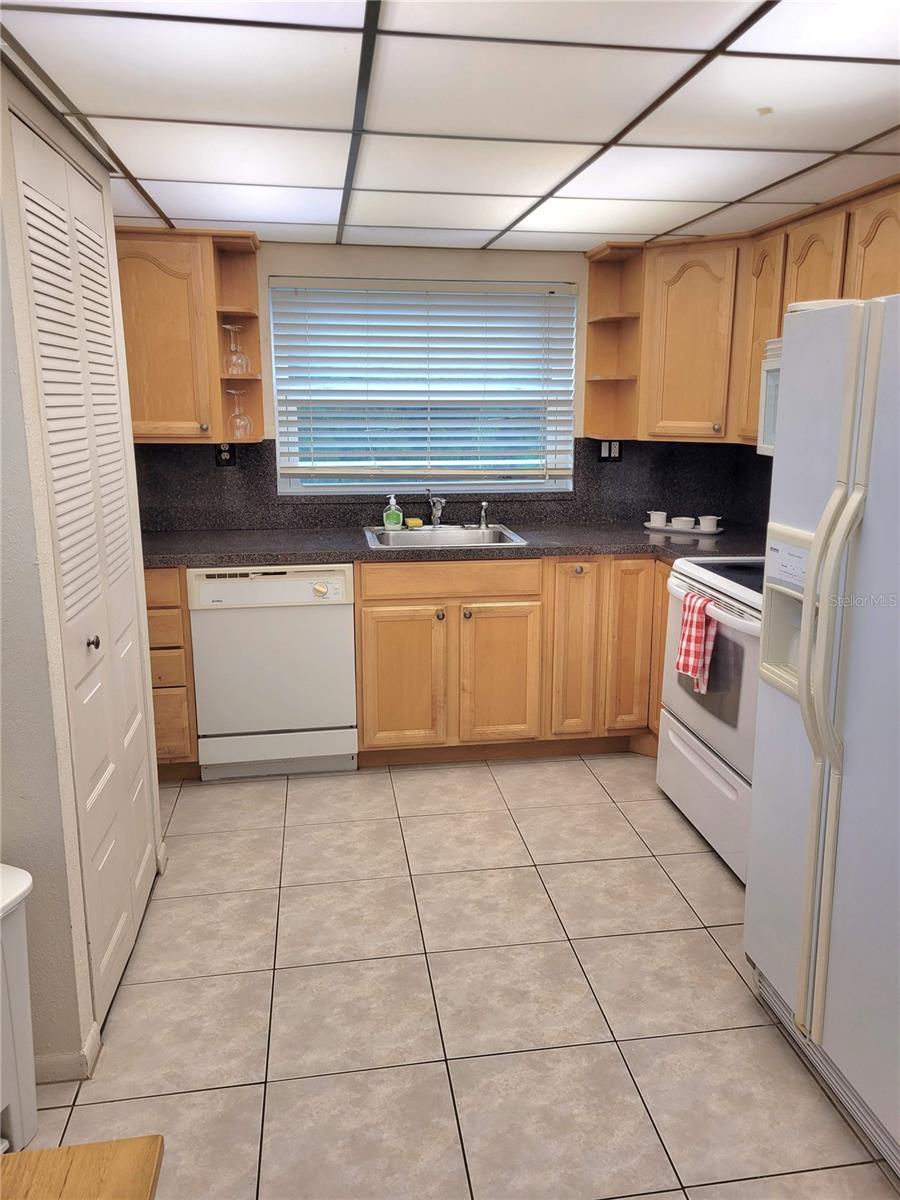 SUNRISE LAKES - Residential