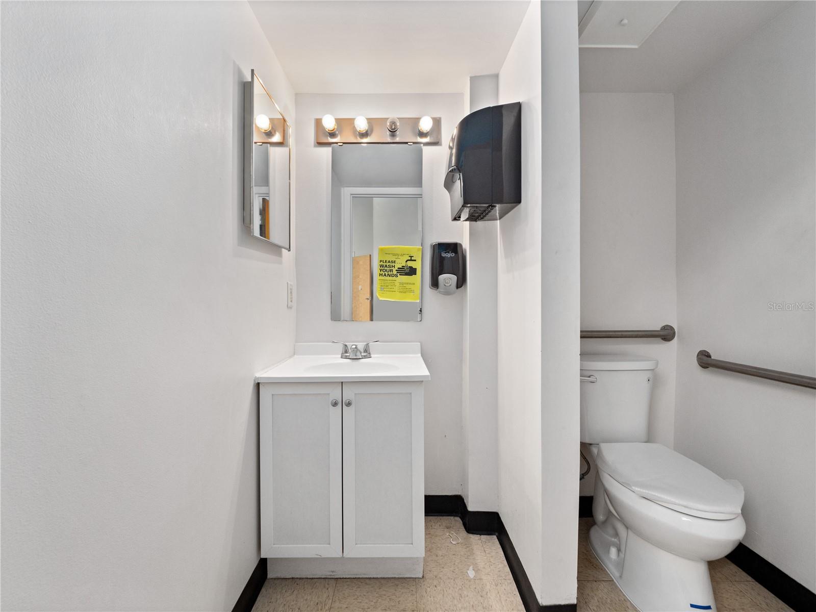 PRESCOTT OFFICE SITE - Commercial Lease