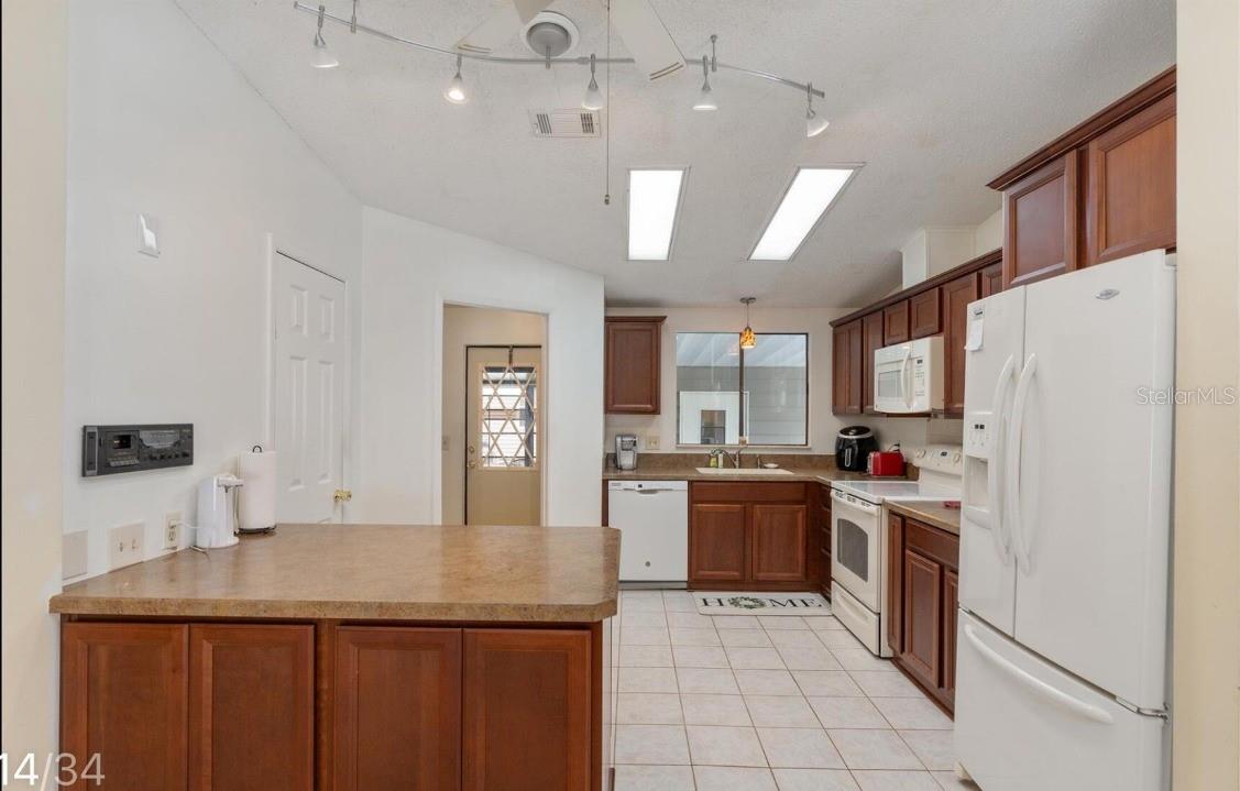 LADY LAKE ORANGE BLOSSOM GARDENS UNIT 12 - Residential