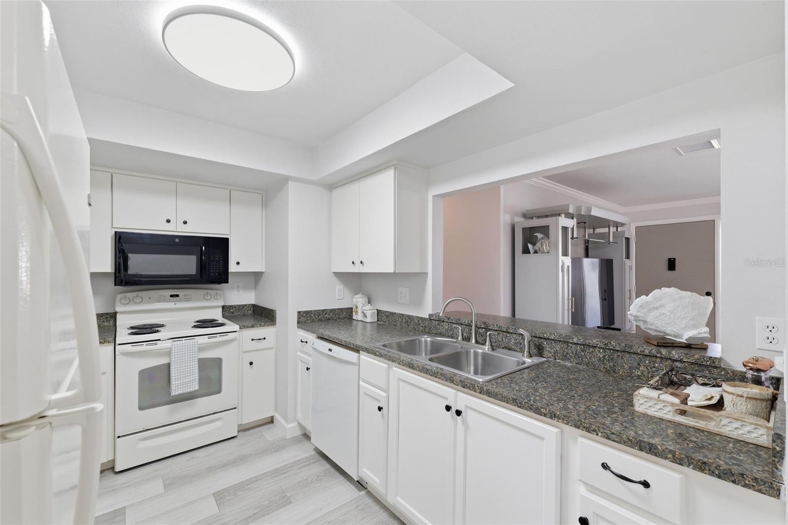 GOLF VIEW VILLAS CONDO 01 - Residential