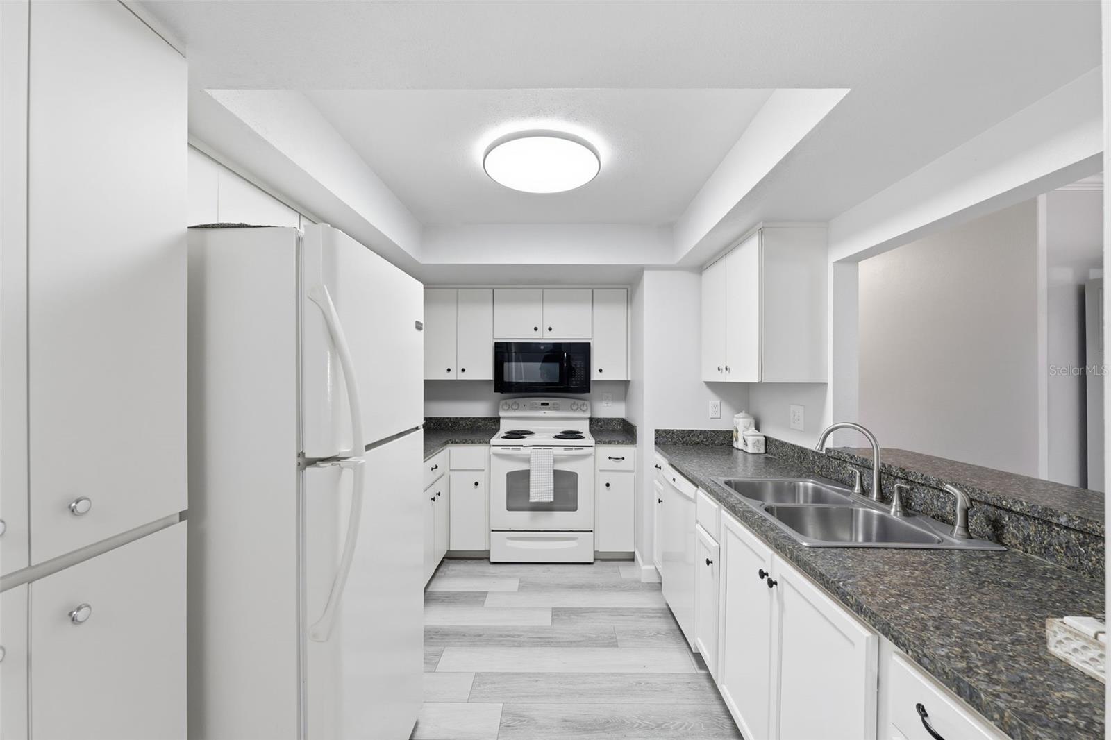 GOLF VIEW VILLAS CONDO 01 - Residential