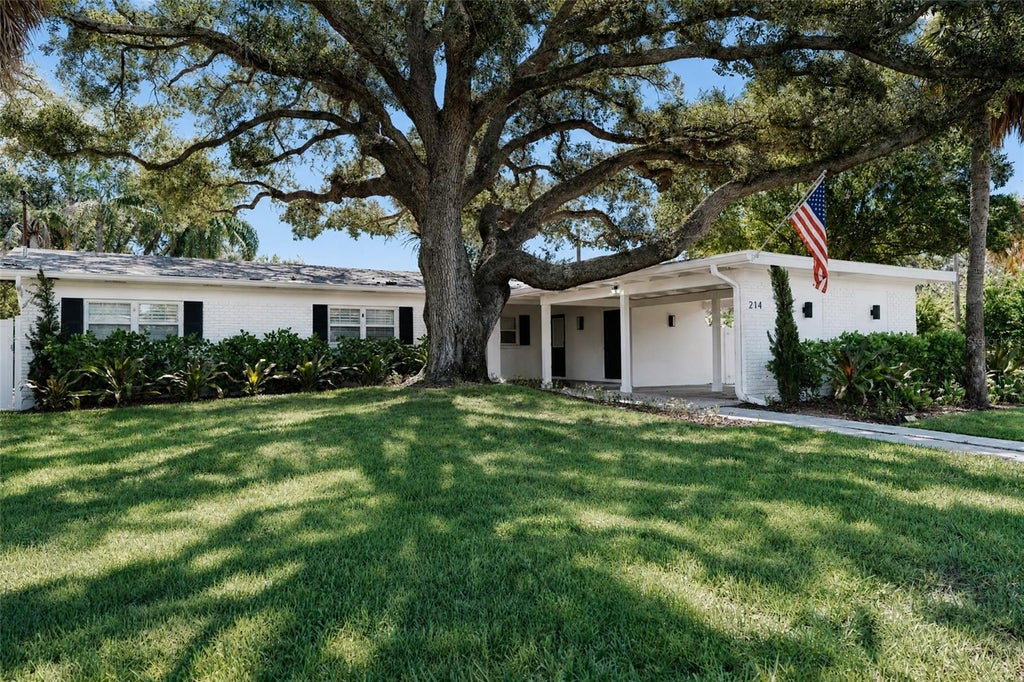 Photo of 214 S Treasure Drive, Tampa, FL 33609 (MLS # TB8546622)