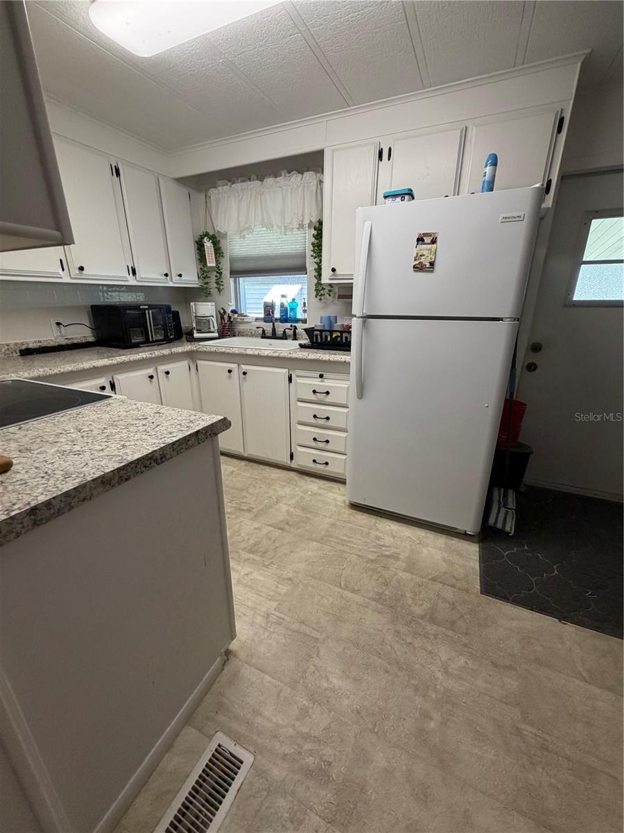 HOLLYWOOD ESTATES - Residential