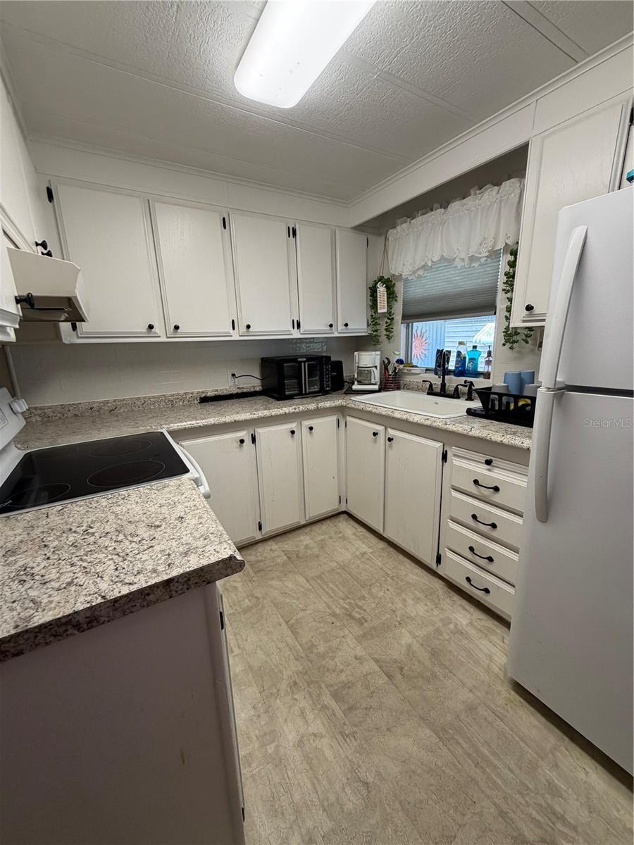 HOLLYWOOD ESTATES - Residential