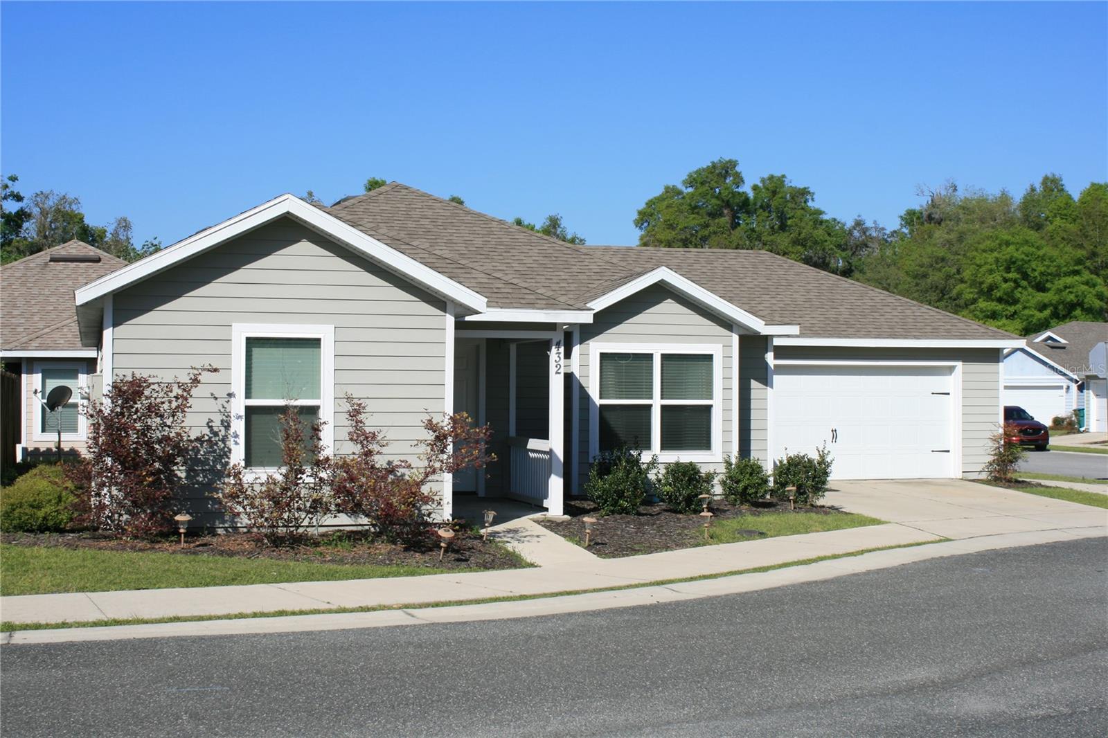 GREAT LOCATION IN FAMILY TOWN OF NEWBERRY. WALK TO SCHOOLS. CORNER LOT. CLOSE TO SHOPPING AND ROADS. JUST 15 MINUTES DUE WEST OF GAINESVILLE. SPLIT BEDROOM PLAN. 2 CAR GARAGE.