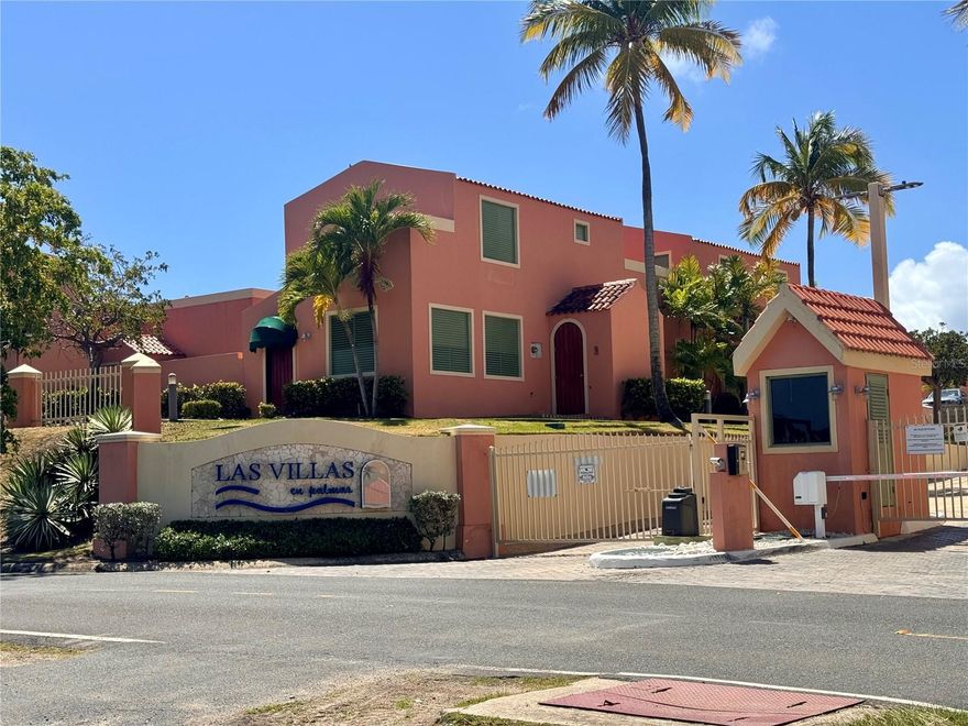 Pet friendly, beautiful villa equipped and furnished. With 2 levels, 3 bedrooms, 3 bathrooms, dining room, kitchen and open terrace. Security with tele-entry, 2 parking spaces and golf cart parking in front of the villa. Complex has a swimming pool, gazebo and playground. Close to restaurants and Marina.