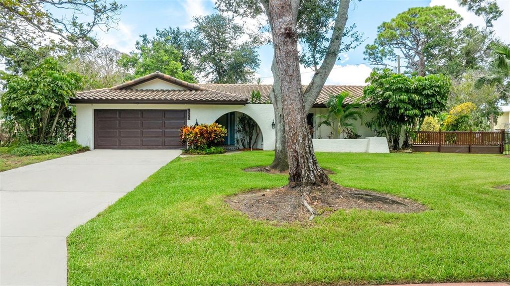 Photo of 7220 Sunshine Drive S, St Petersburg, FL 33705 (MLS # TB8418923)