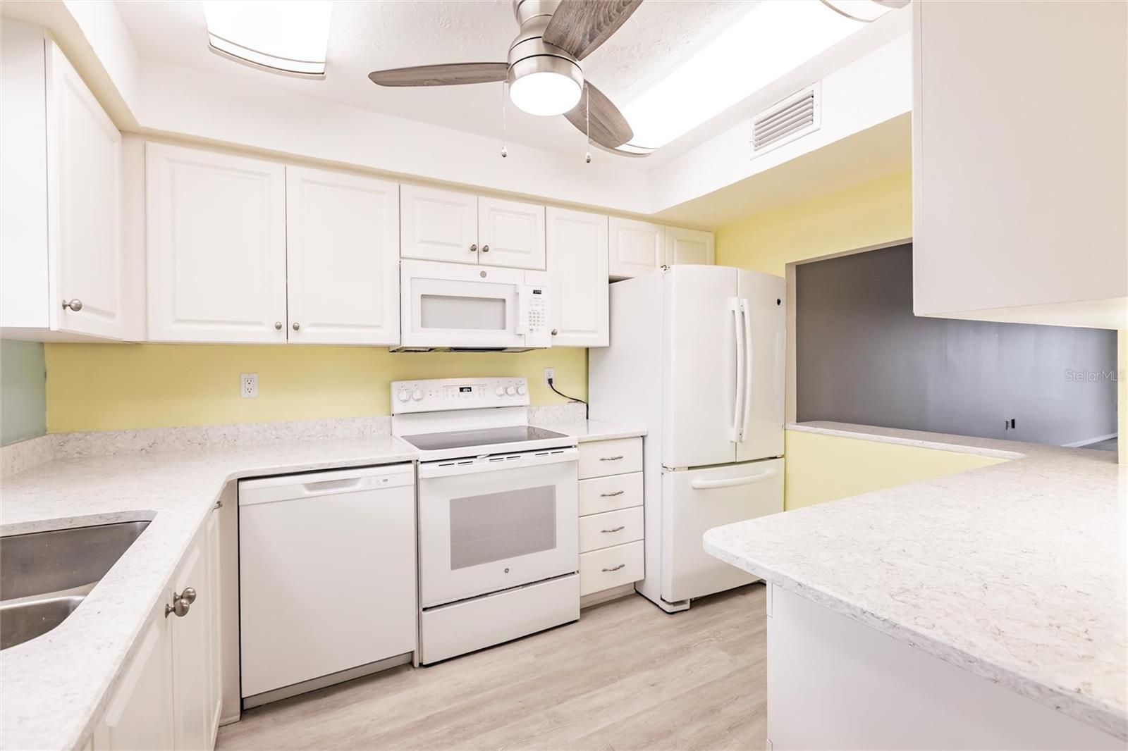 BAYSHORE ON THE LAKE APTS II SEC 2 - Residential