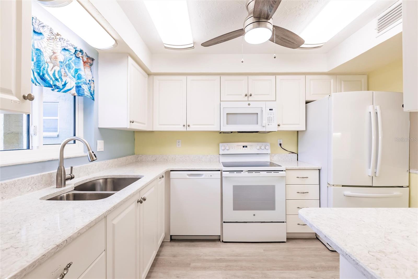 BAYSHORE ON THE LAKE APTS II SEC 2 - Residential