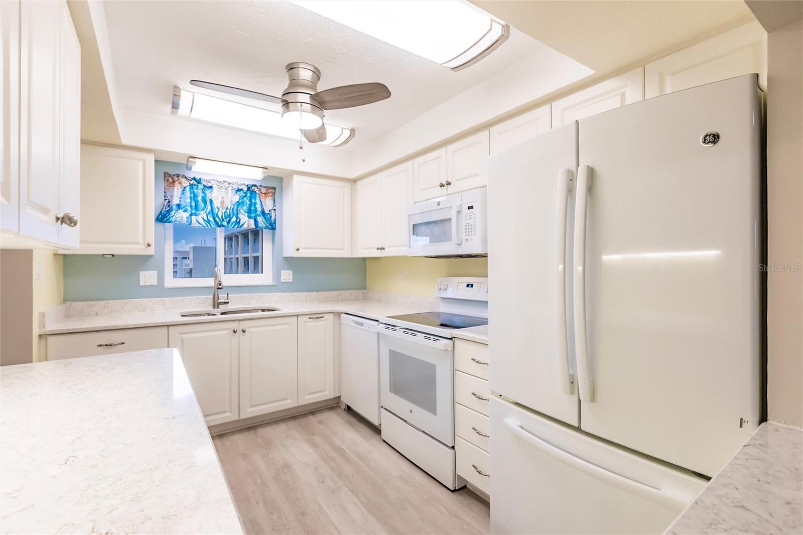 BAYSHORE ON THE LAKE APTS II SEC 2 - Residential