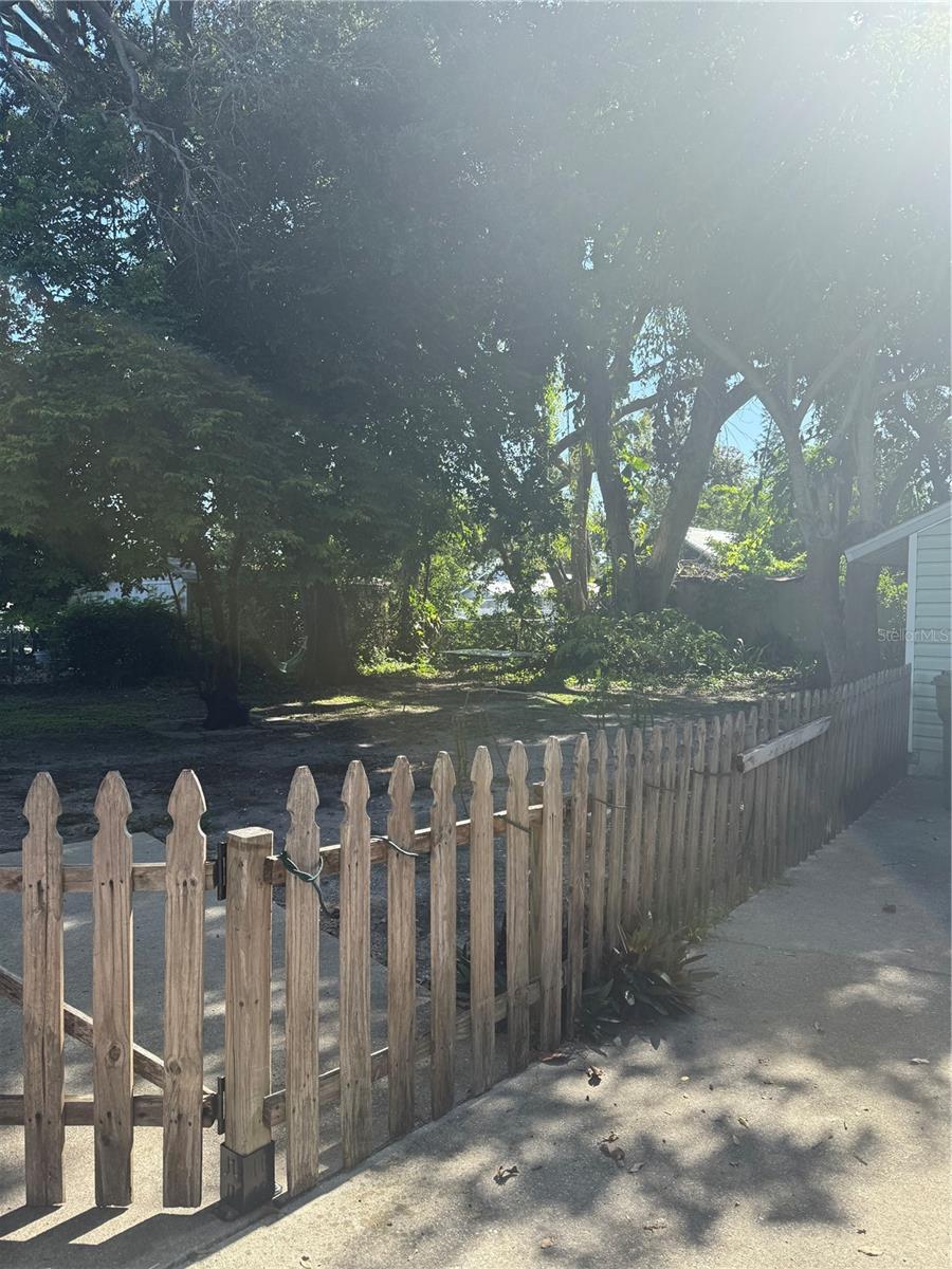 1109 17TH STREET W