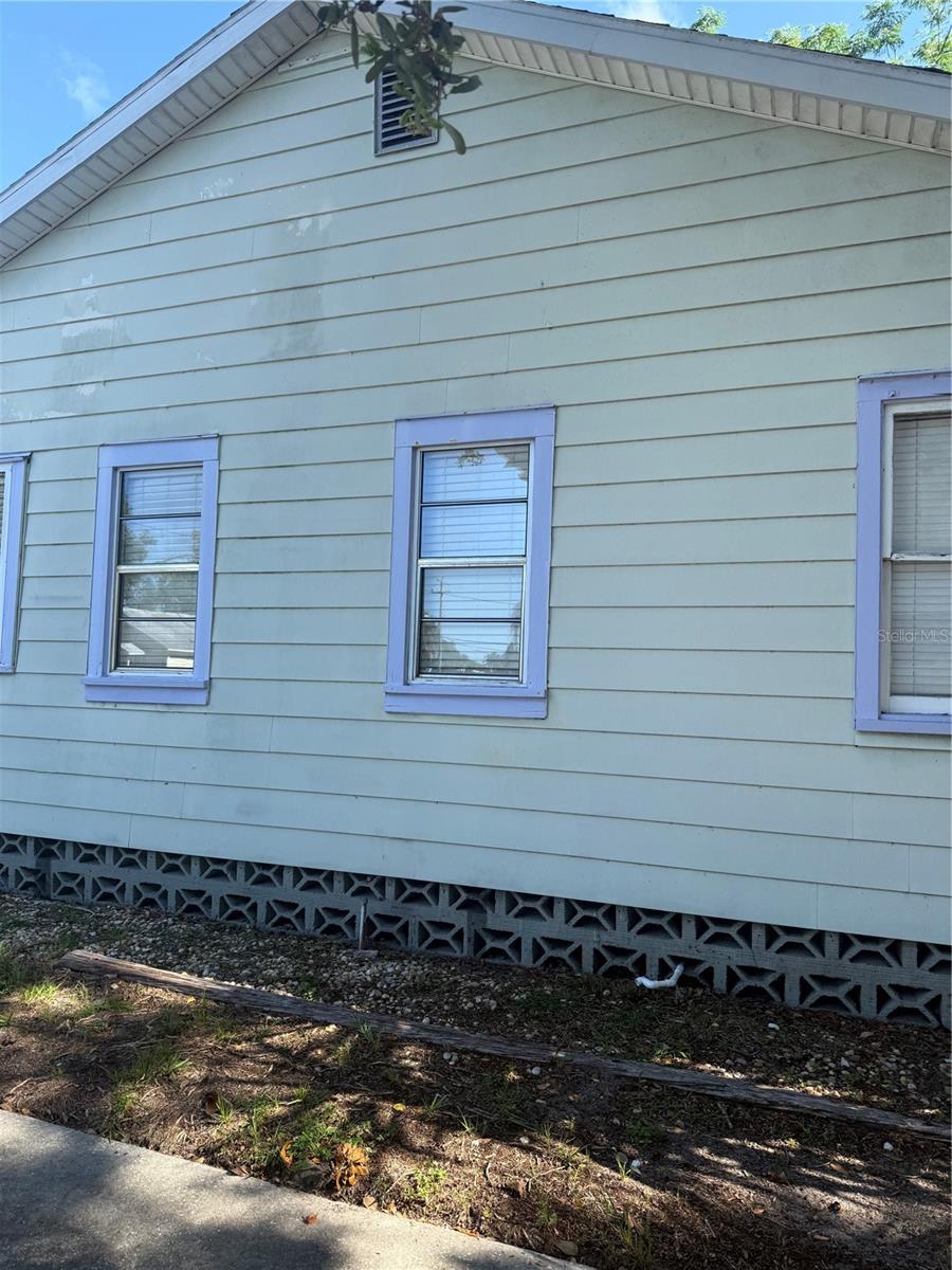 1109 17TH STREET W