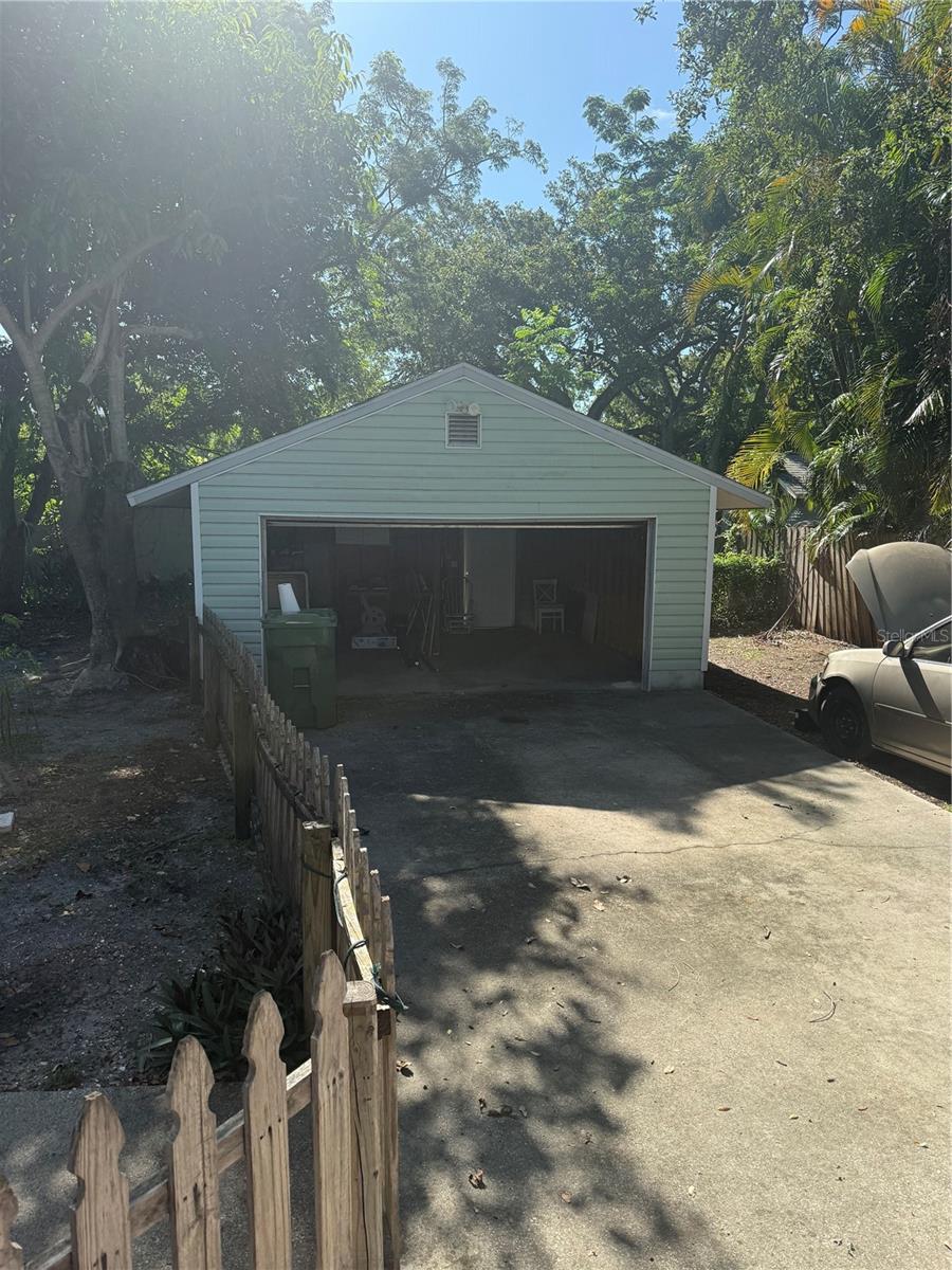 1109 17TH STREET W