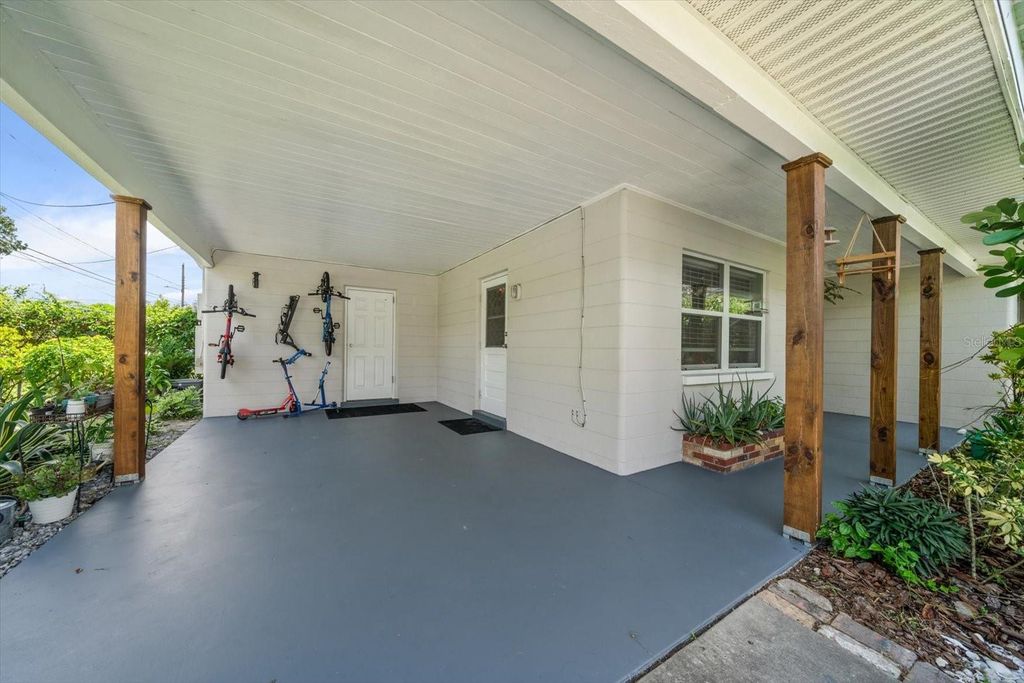 Photo of 1404 N Palm Drive, Plant City, FL 33563 (MLS # TB8424981)