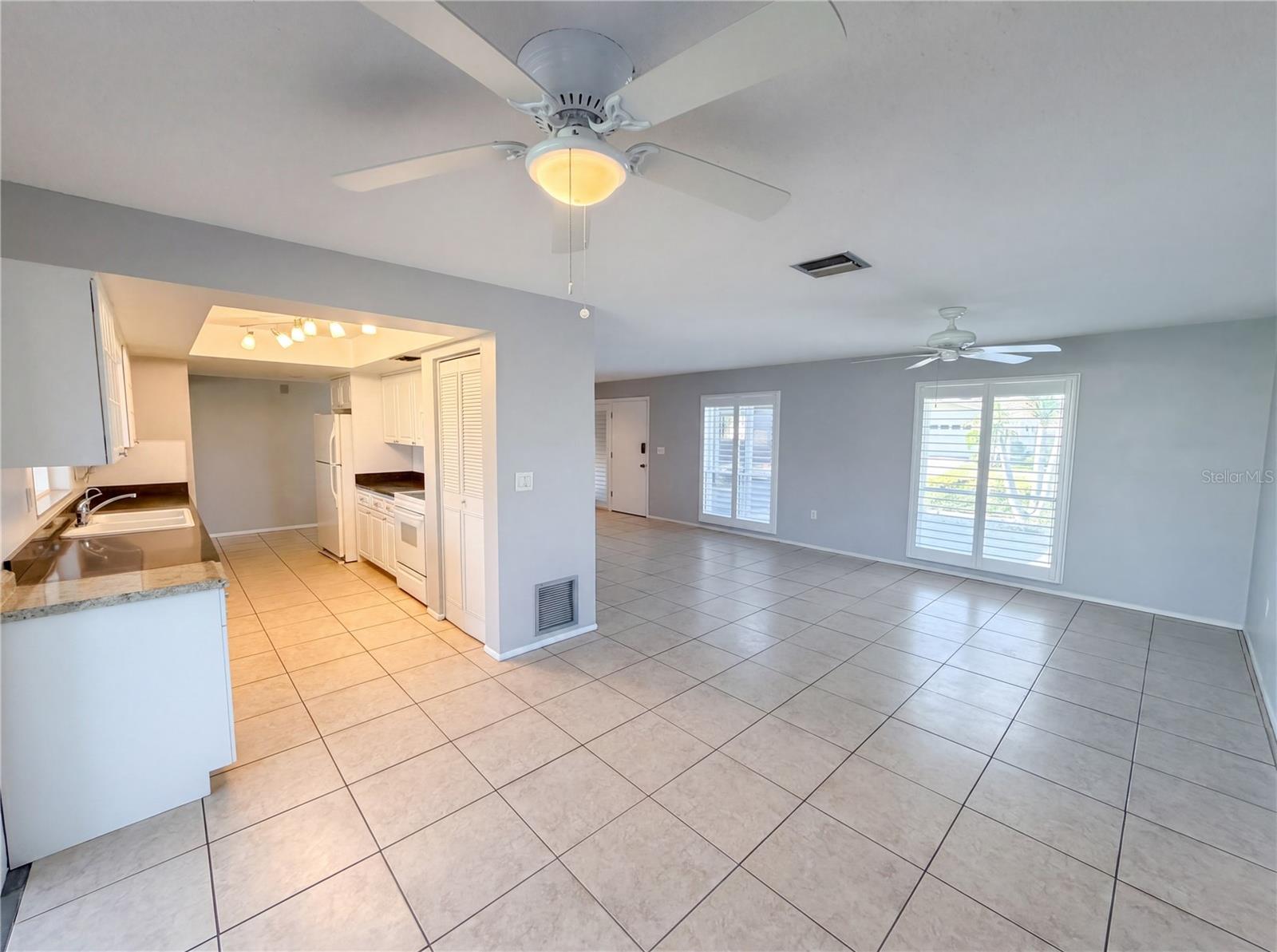 LAKES UNIT I THE - Residential