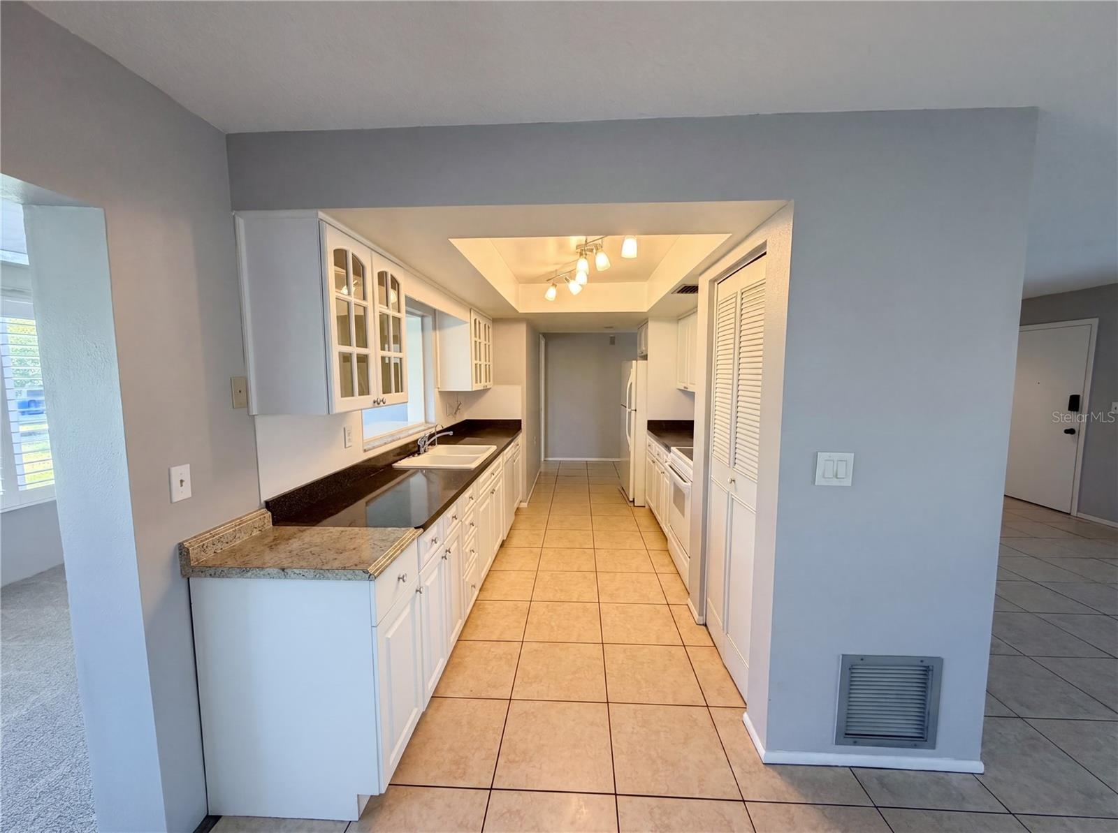 LAKES UNIT I THE - Residential
