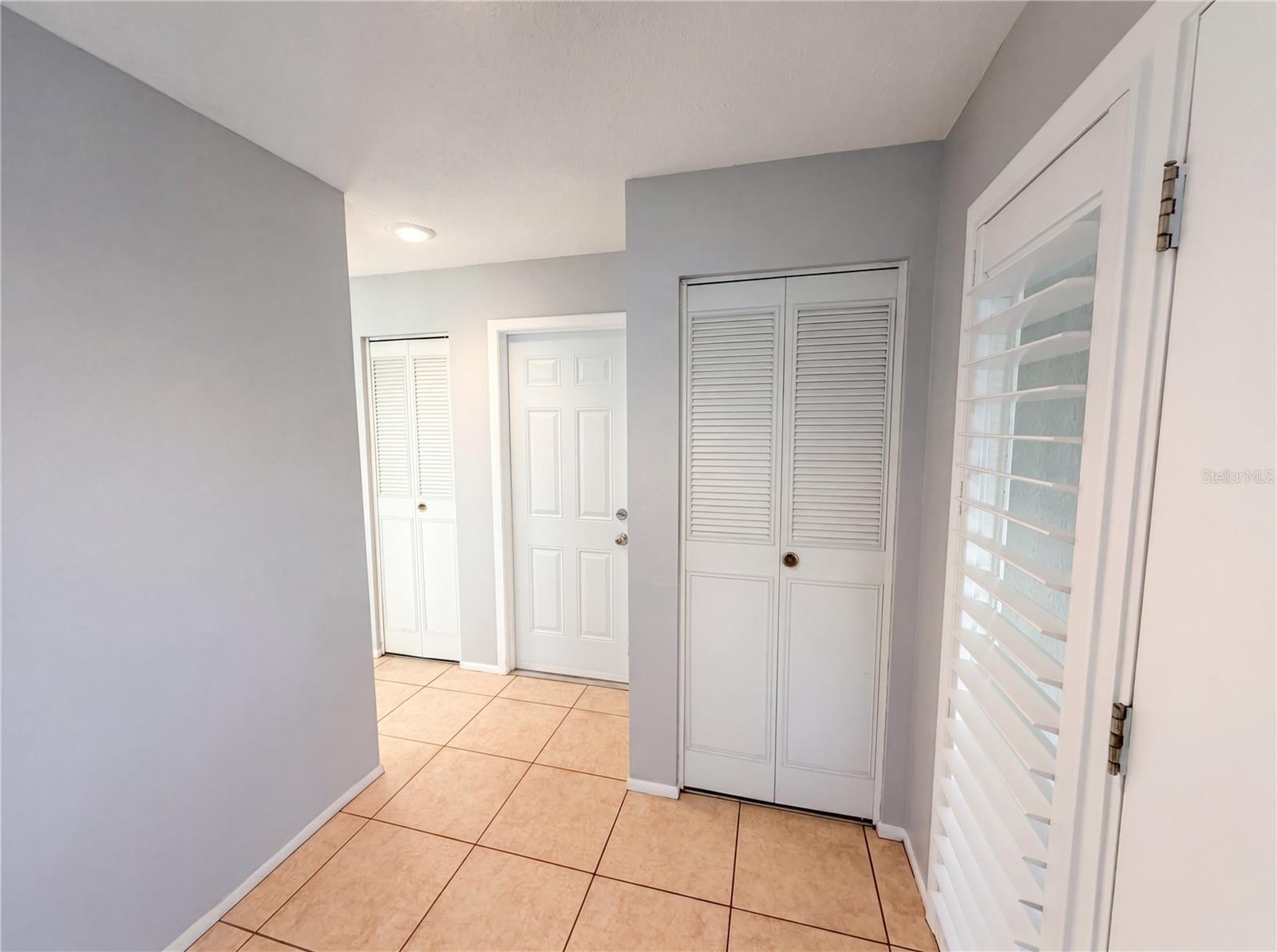 LAKES UNIT I THE - Residential
