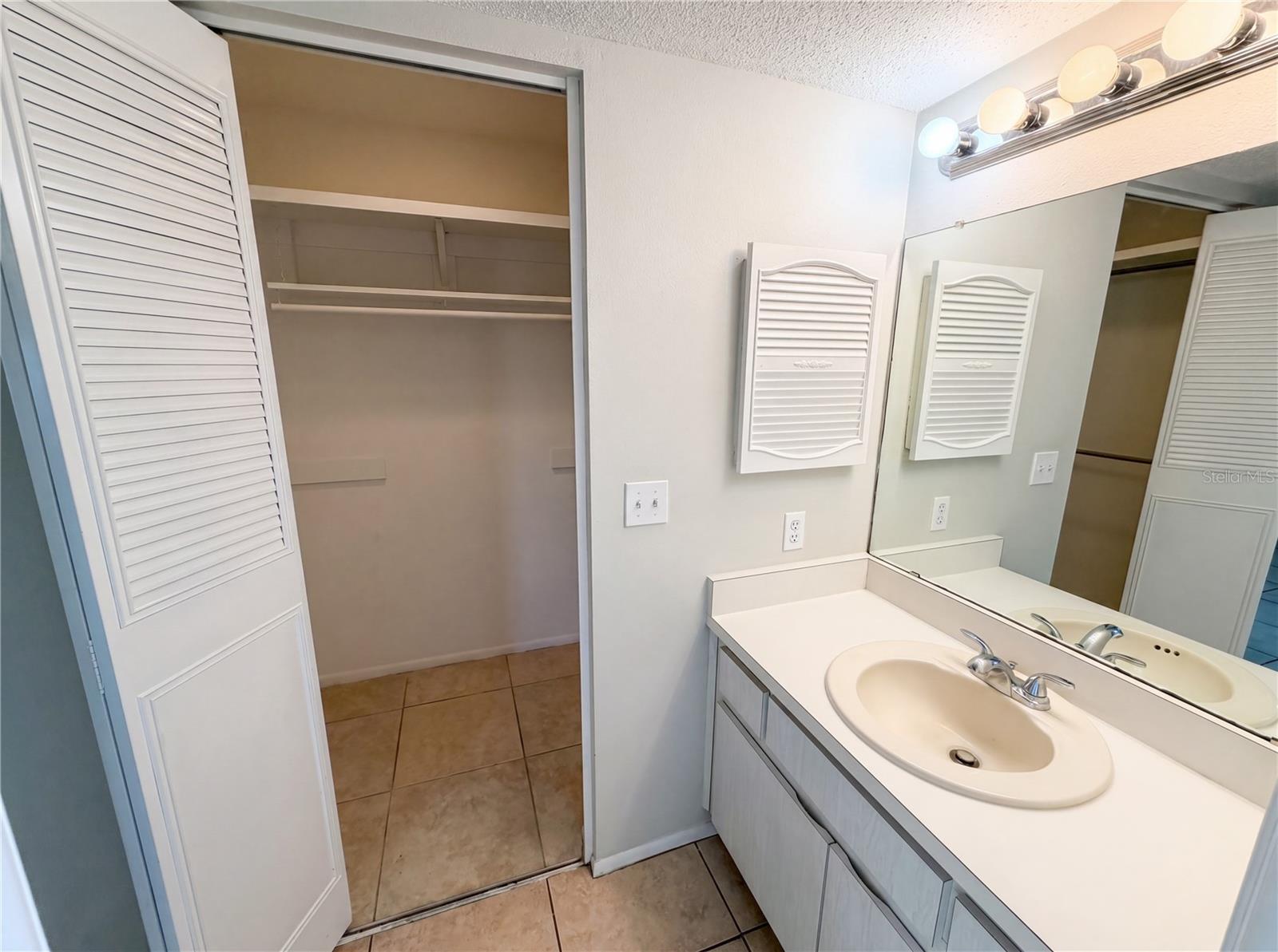 LAKES UNIT I THE - Residential
