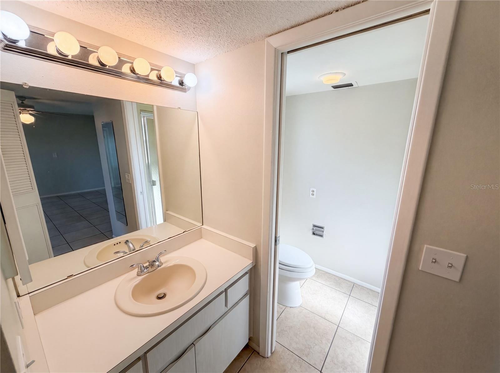 LAKES UNIT I THE - Residential