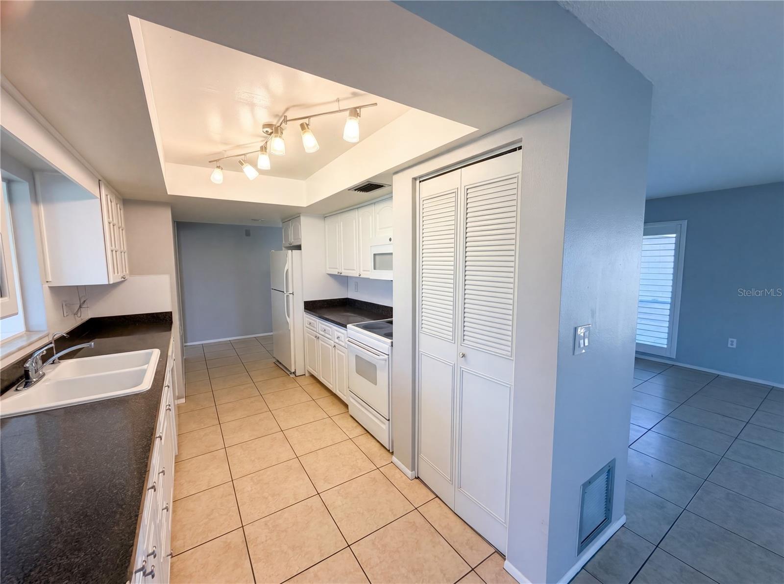 LAKES UNIT I THE - Residential
