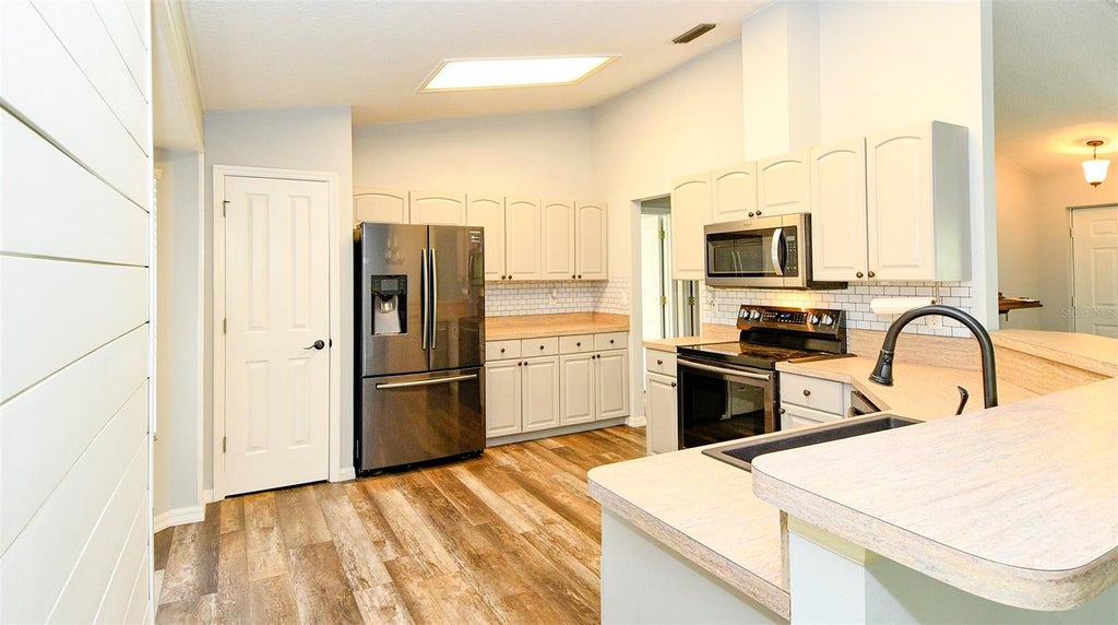 Photo of 12525 Pine Glen Drive, Leesburg, FL 34788 (MLS # G5117879)