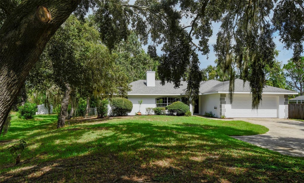 Photo of 12525 Pine Glen Drive, Leesburg, FL 34788 (MLS # G5117879)