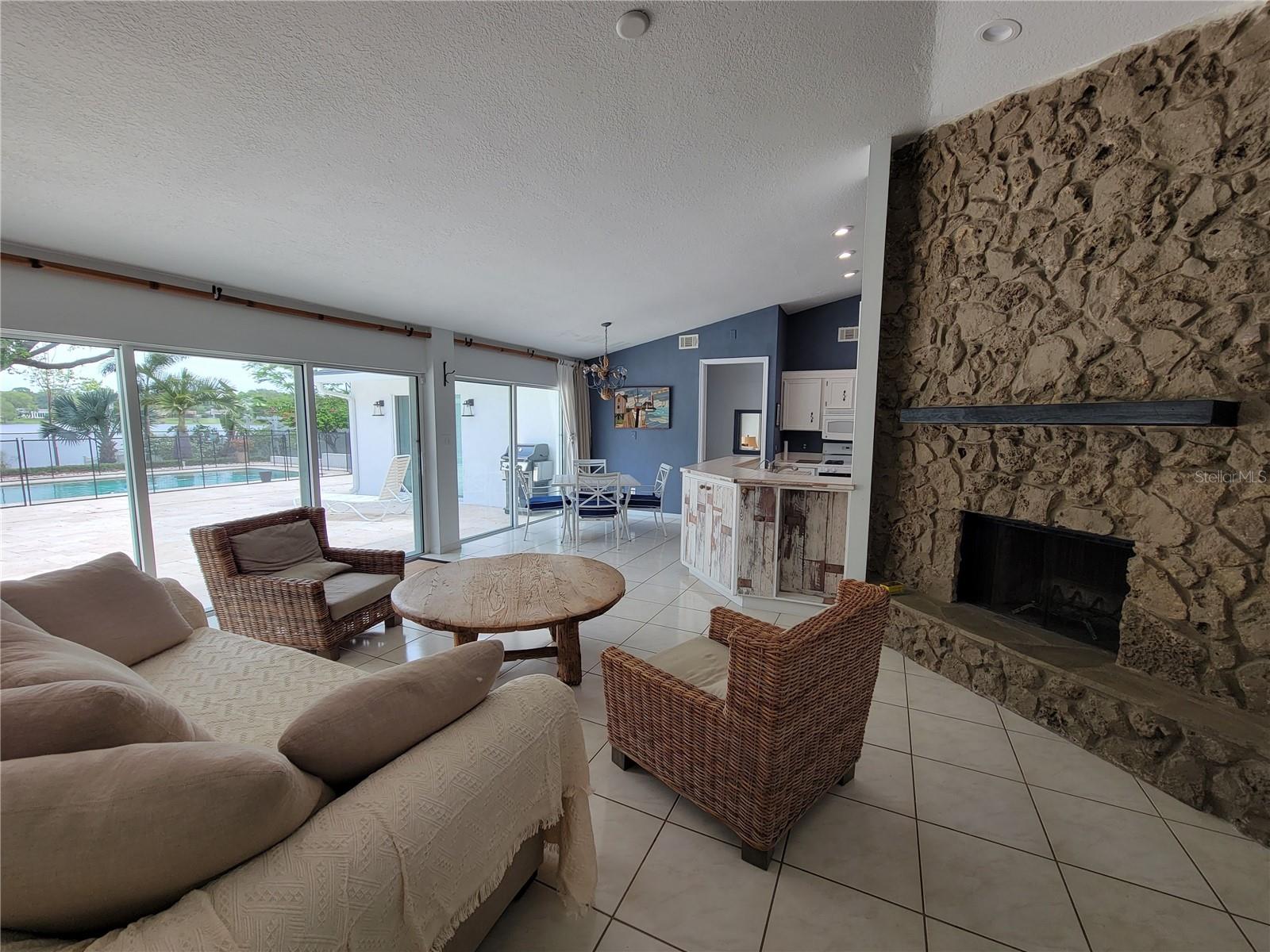 BAY LAKES AT GRANADA SEC 04 - Residential Lease