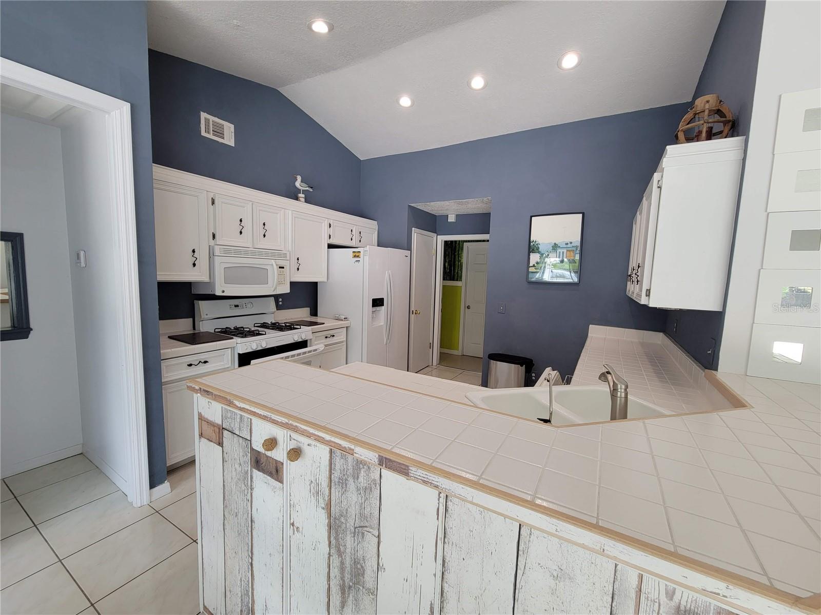 BAY LAKES AT GRANADA SEC 04 - Residential Lease