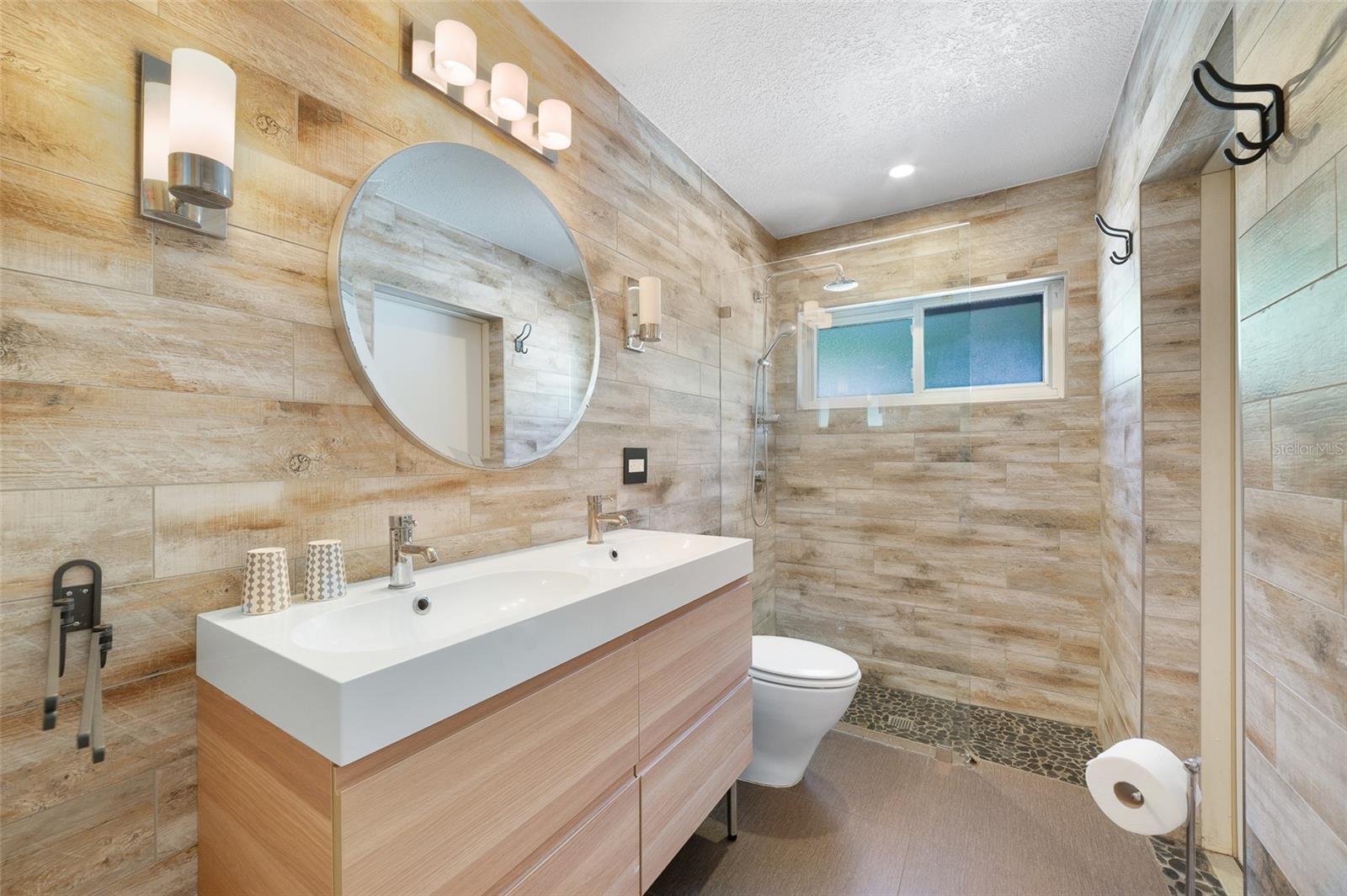 BAY LAKES AT GRANADA SEC 04 - Residential Lease