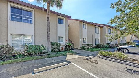 Photo of 2620 Hidden Lake Drive N #B, Sarasota, FL 34237 (MLS # A4674382)