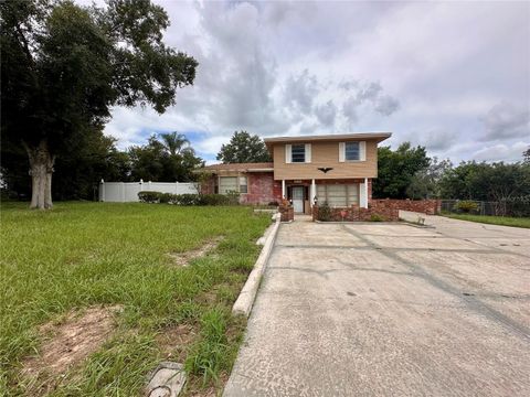 A home in LAKE WALES