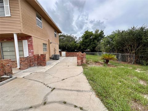 A home in LAKE WALES