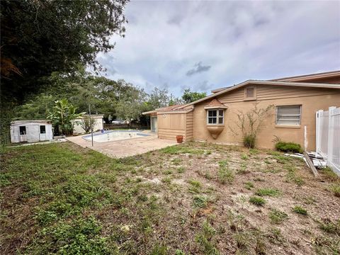 A home in LAKE WALES