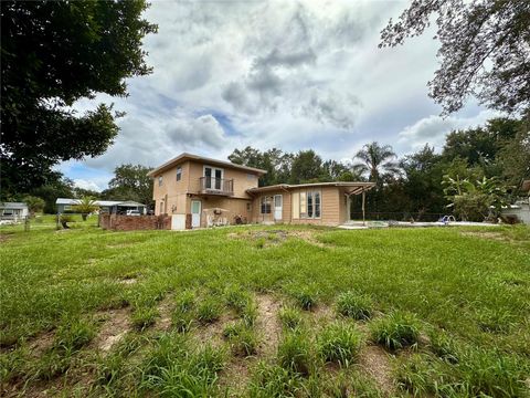 A home in LAKE WALES