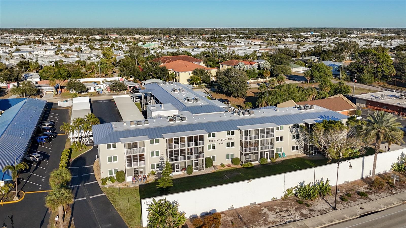 COUNTRY CLUB APTS - Residential