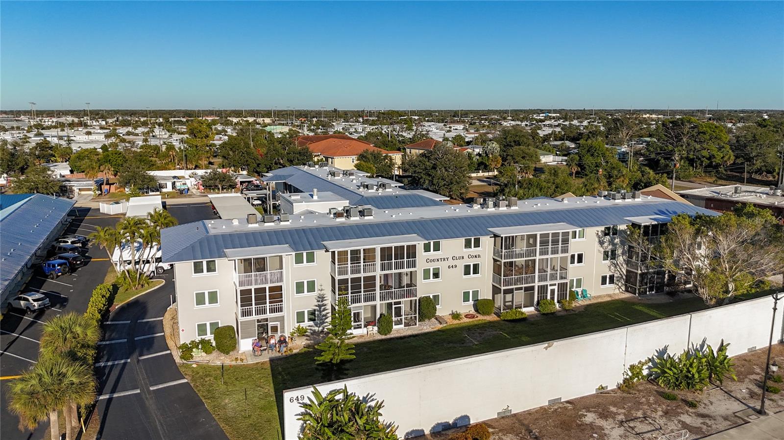 COUNTRY CLUB APTS - Residential