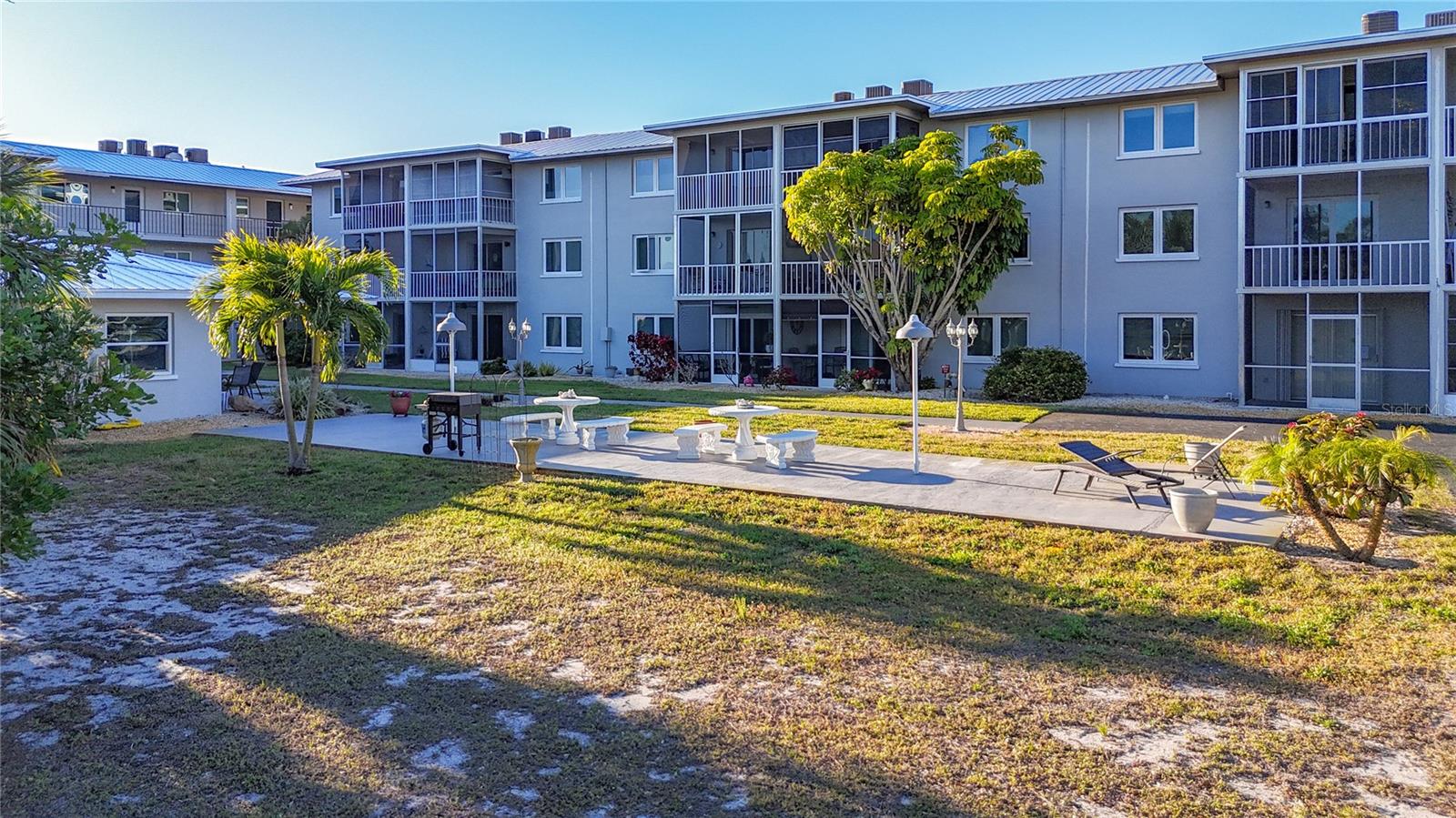 COUNTRY CLUB APTS - Residential