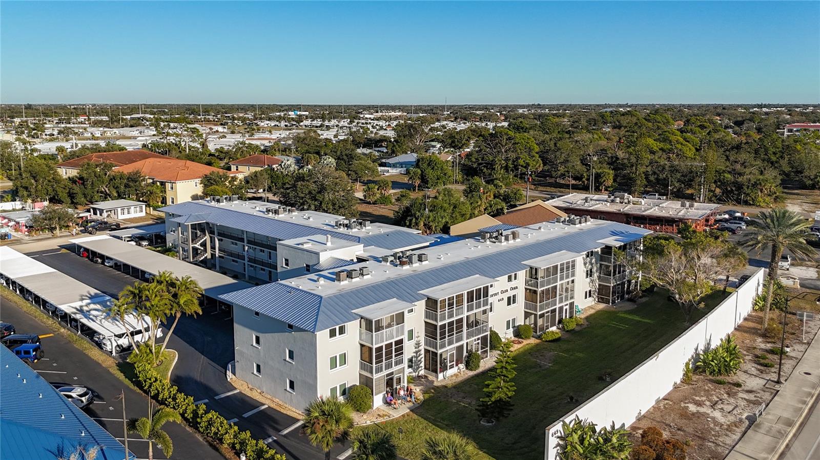 COUNTRY CLUB APTS - Residential